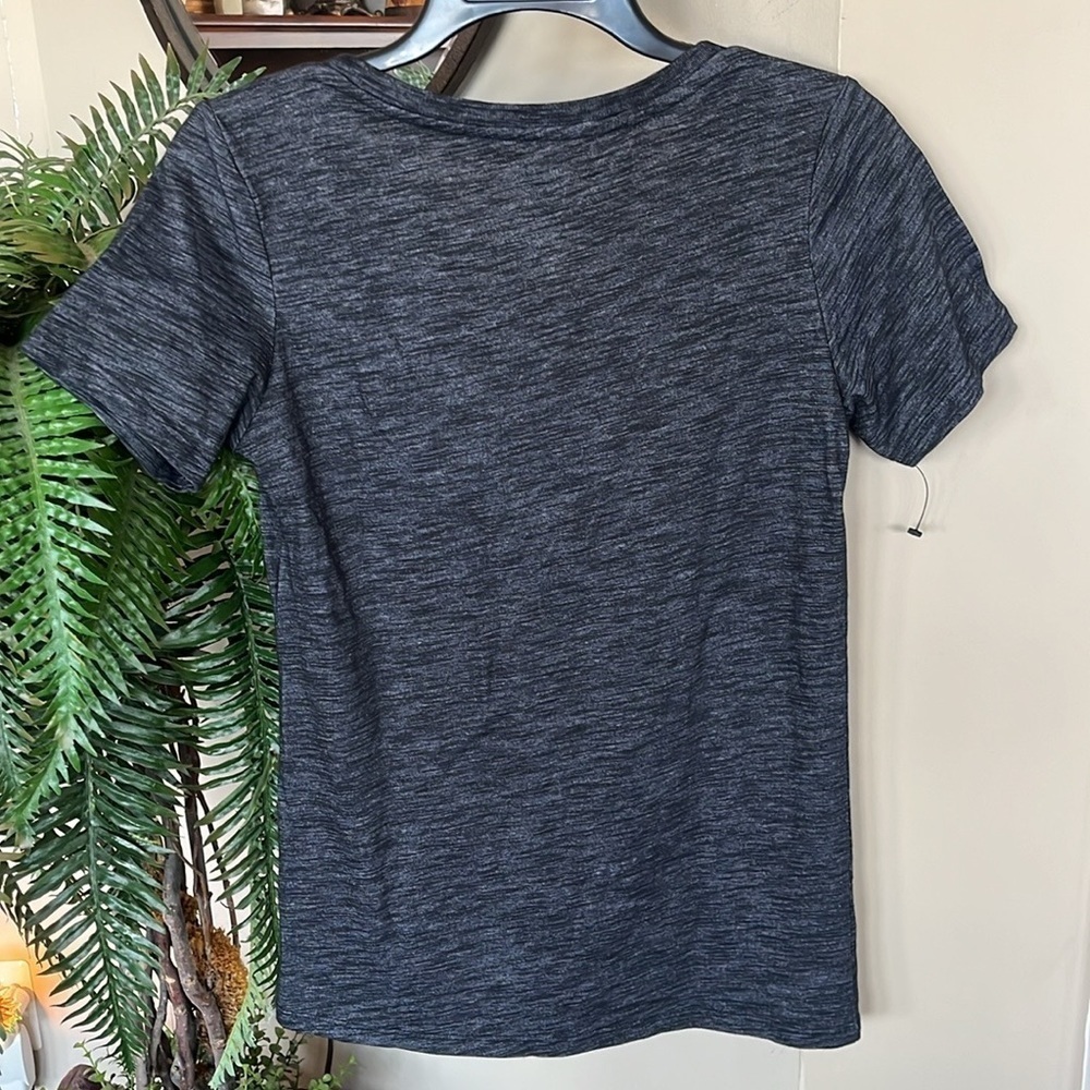 NWOT Nike Dri-Fit V-Neck Gray Athletic Cut NBA Brooklyn Nets Short Sleeve Shirt - Picture 2 of 13